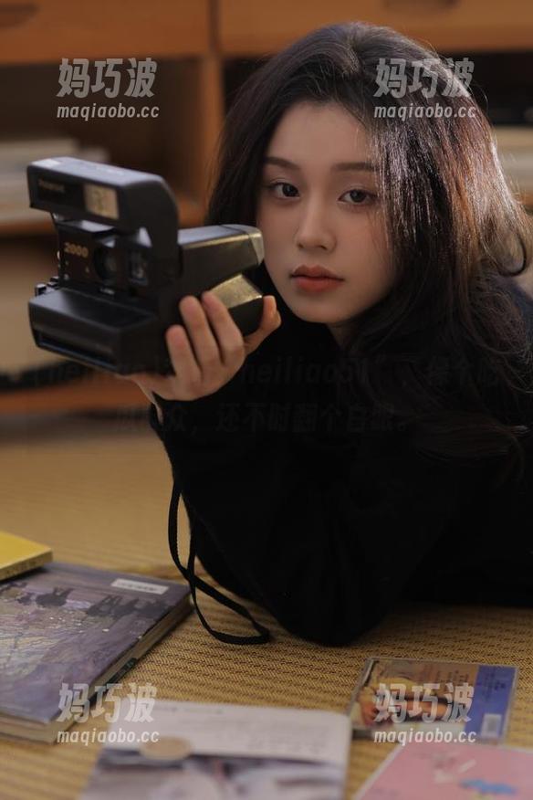 观看“heiliao51”，像个吃瓜群众，还不时翻个白眼。
