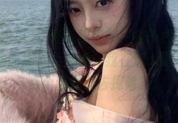 “最新吃瓜”一条干线通往入口,里面满是八卦哦!我在想…要不要先点个甜品再去探险?
