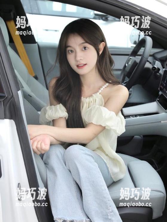 黑瓜吃料在线直播：美味与八卦双丰收，来一口！